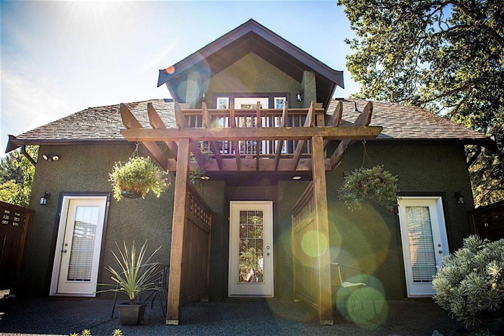 Guest Suites On Benvenuto Brentwood Bay Exterior photo