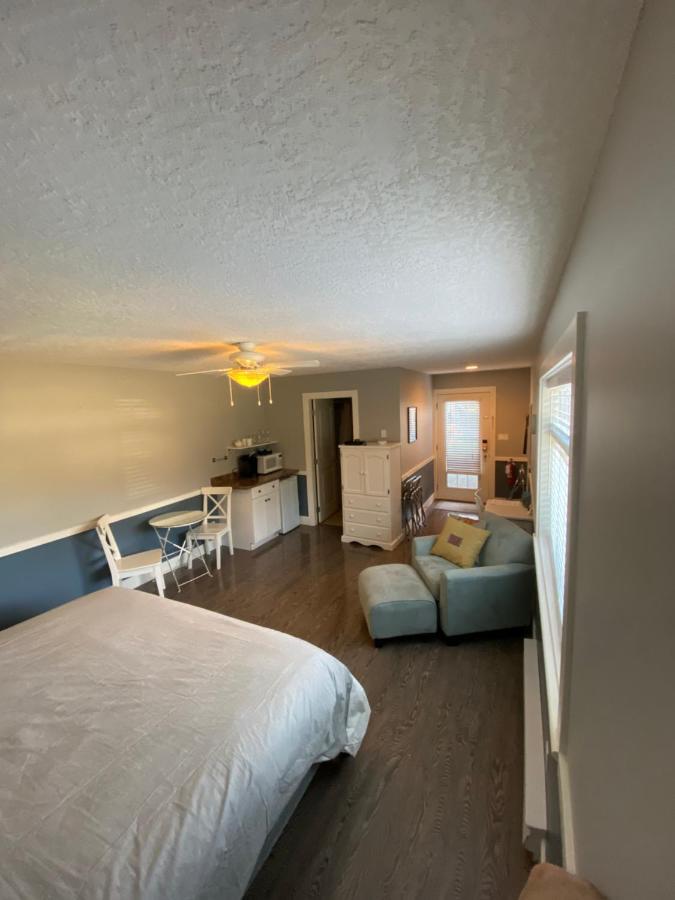 Guest Suites On Benvenuto Brentwood Bay Exterior photo